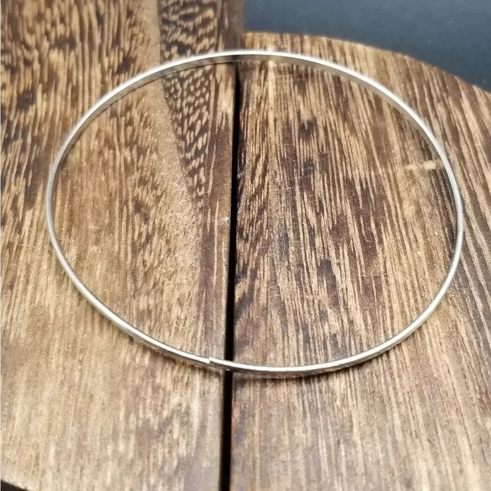 Silver tone rounded bangle bracelet slider B911